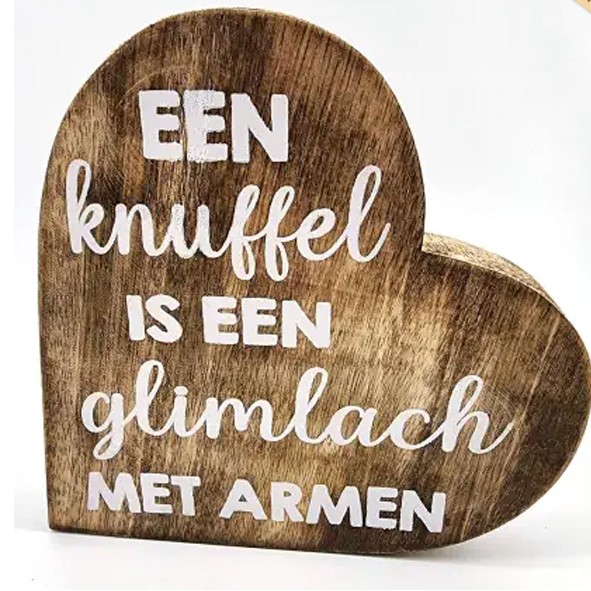 een knuffel is een glimlach met armen